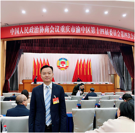 王普:重慶渝中區(qū)政協(xié)常委、民建重慶市委企專委委員、重慶人文科技學(xué)院客座教授、重慶朝天門餐飲控股集團(tuán)董事長、重慶博茂餐飲集團(tuán)董事長