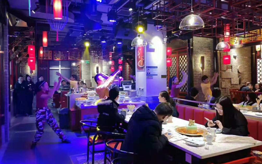 一年四季都排隊(duì)的火鍋店，到底有什么技巧？